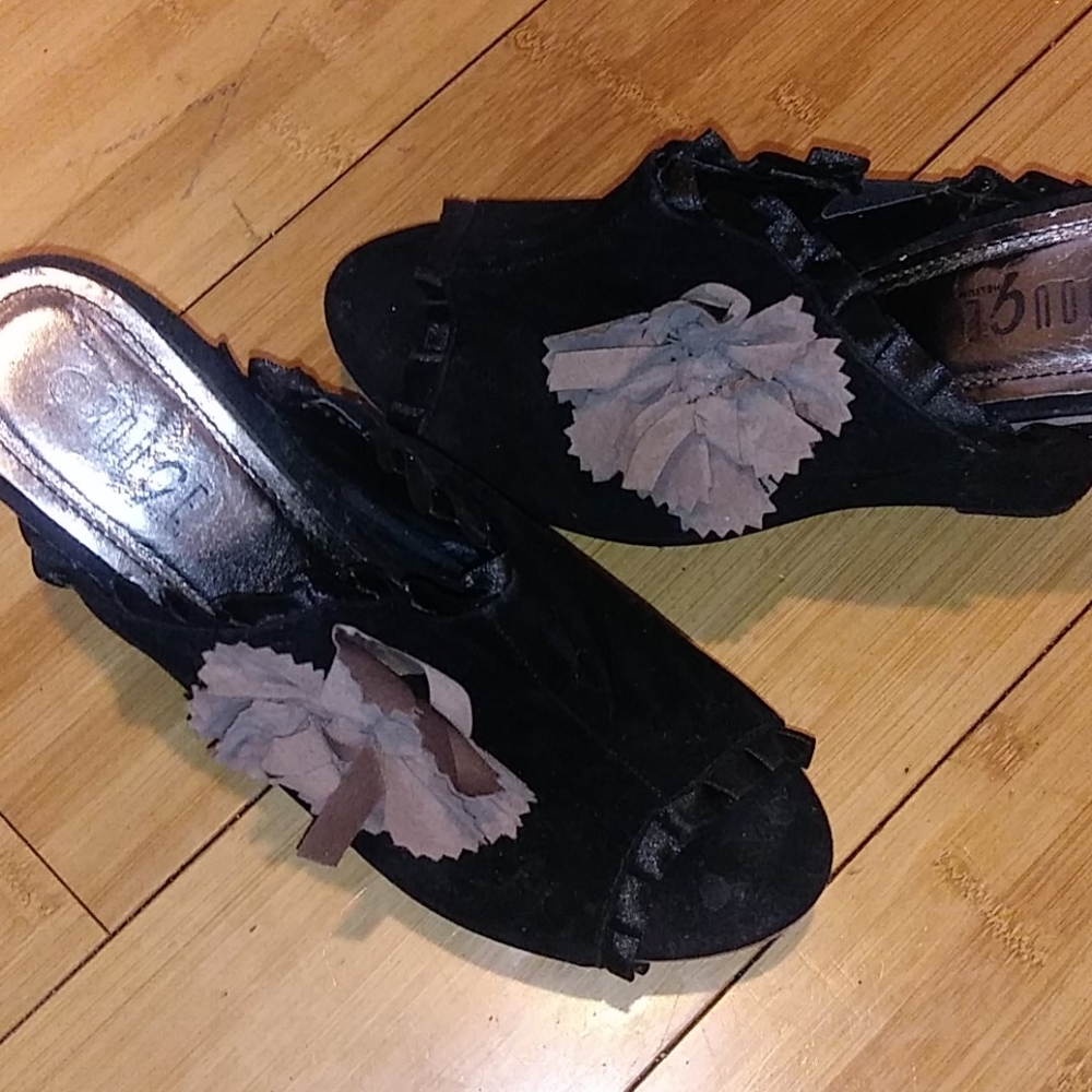 Black and tan wedge heel